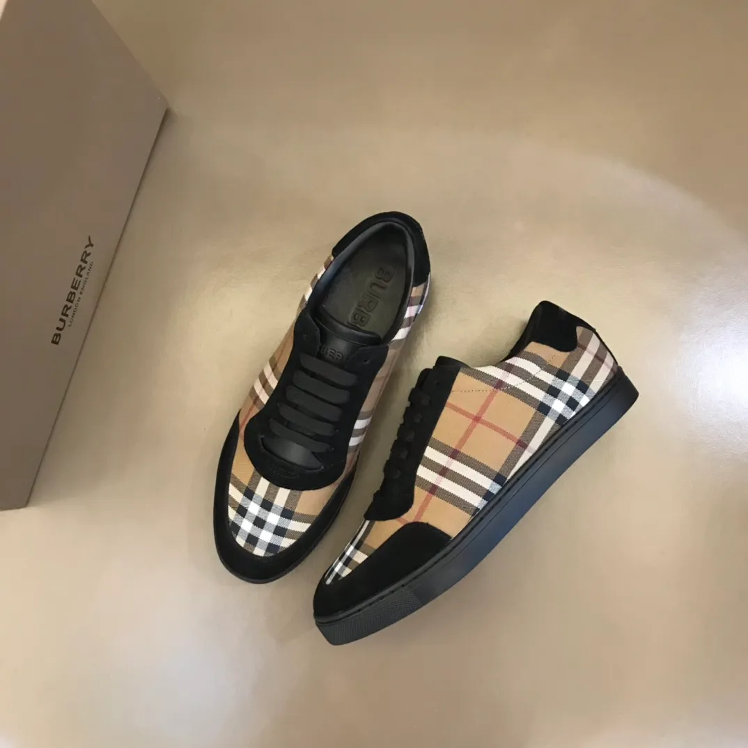 p400 "BURBERR*" men's classic low-top sneakers are reinterpreted in Vintage checkered cotton and cowhide materials, decorated with a new brand logo. First-layer sheepskin lining, embossed Burberry logo on the heel, and original TPU outsole! Size: 38-44 (45 customized) No. 068